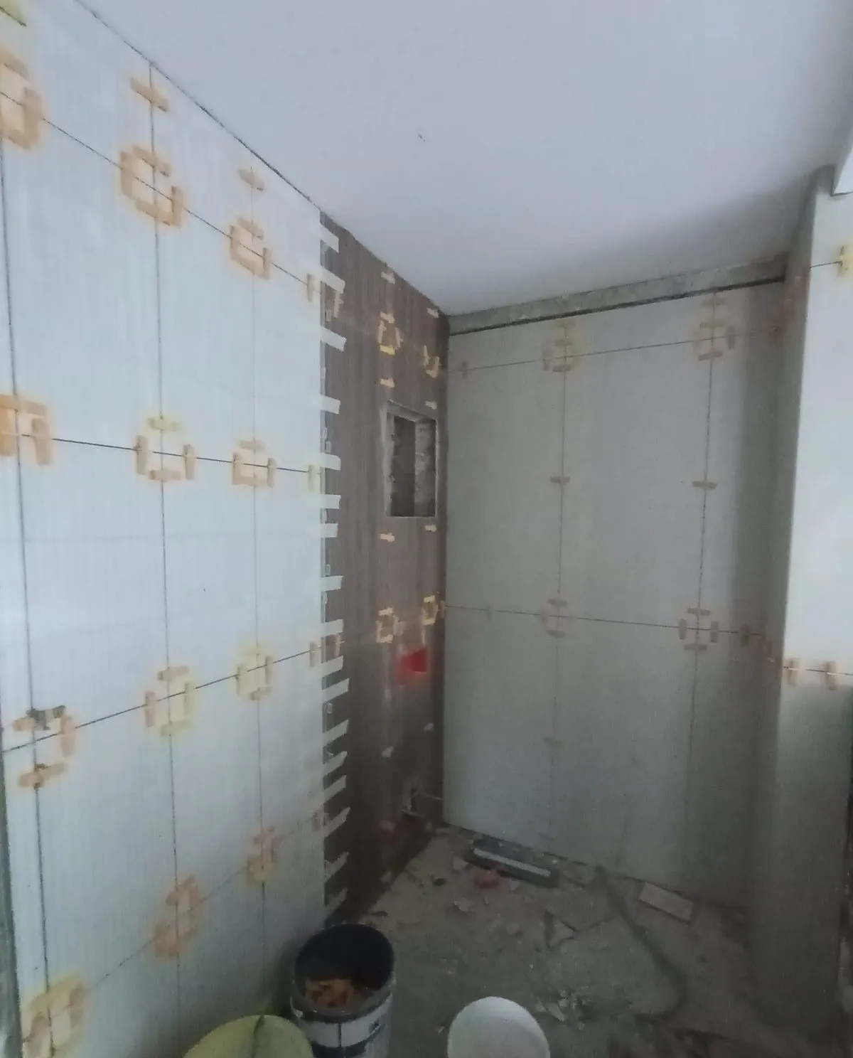 Banyo duvarında büyük ebat fayans ve tesviye klipsleri