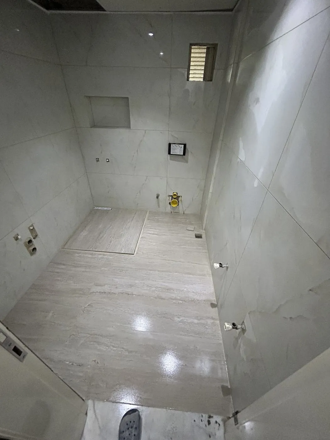 Tadilatı bitmiş, mermer desenli büyük ebat fayanslı banyo