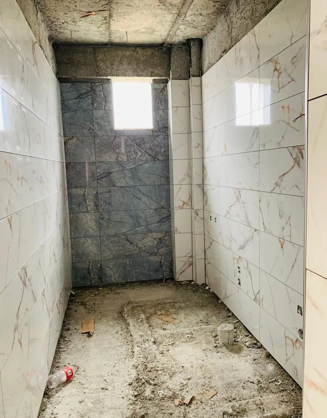Banyo duvarlarında mermer desenli fayans döşemesi sürerken